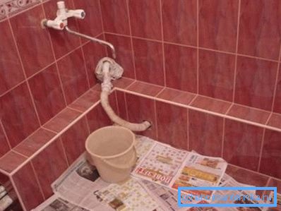 A pipe box gives the bathroom a finished and aesthetic look. A pipe box gives the bathroom a finished and aesthetic look.