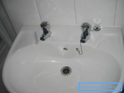 The taps are located in such a way that it is impossible to wash your hands under running water.
