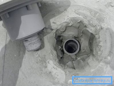 Mount the ladder to the drain pipe
