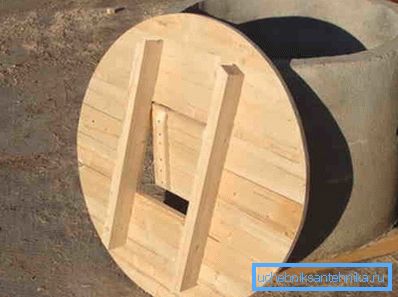 Round wooden cover well with hatch