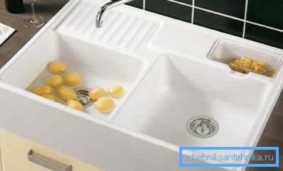 Large double sink is very convenient Large double sink is very convenient