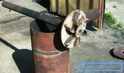 Impeller with blades.