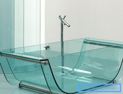 The lightness and transparency of the glass fill the bathroom with light The lightness and transparency of the glass fill the bathroom with light