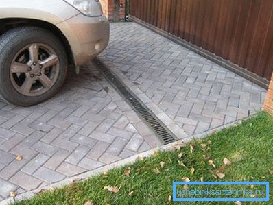 1212 Linear drainage in front of the gate