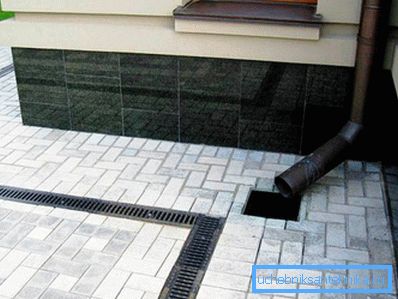 Linear wall drainage
