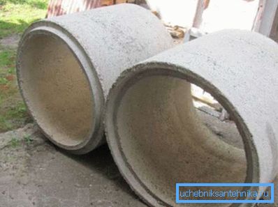 Amateur photo of ready-made reinforced concrete rings with special grooves for creating locks