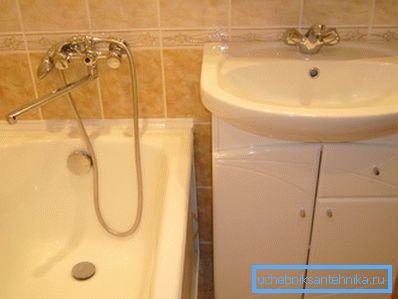 Amateur photo of the installed washbasin, which shows the ratio of the height from the bathroom