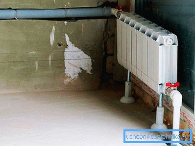 Masking pipes in the premises of brick and stone houses Masking pipes in the premises of brick and stone houses