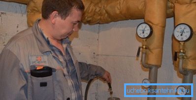 The master prepares the object for crimping. The master prepares the object for crimping.