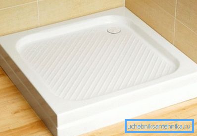 Small base poorly protects the floor from drops and splashes Small base poorly protects the floor from drops and splashes
