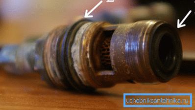Locations of rubber gaskets on the mixer’s locking mechanism, in the event of damage to which a defect of this type almost always occurs Locations of rubber gaskets on the mixer’s locking mechanism, in the event of damage to which a defect of this type almost always occurs