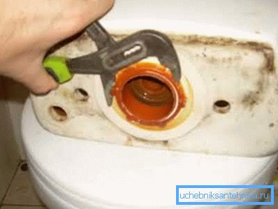 The junction of the tank and bowl