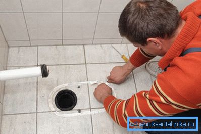 The place of contact of the toilet with the floor must be carefully cleaned.