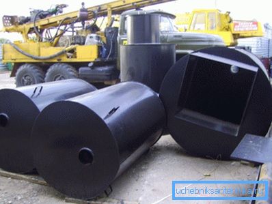 Metal caisson for the well is easy to make from steel pipes. Metal caisson for the well is easy to make from steel pipes.