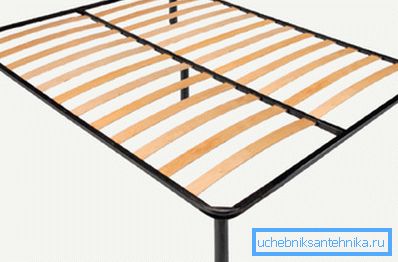 Metal base on the legs with wooden slats. Metal base on the legs with wooden slats.