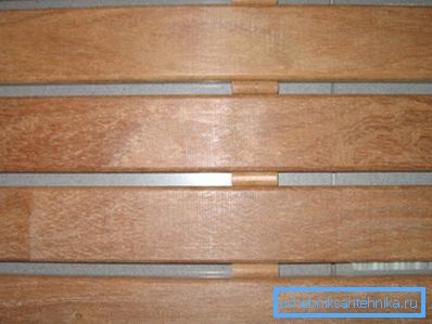 Between the slats should remain a gap for water flow.