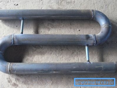 Between straight pipes, two branches are welded at a 90-degree angle. Between straight pipes, two branches are welded at a 90-degree angle.