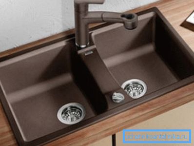 Model with two deep baths. Model with two deep baths.