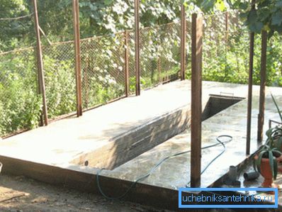 Monolithic base with pit Monolithic base with pit