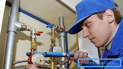Installation of an oblique coarse screen filter in front of the counter on a vertical pipe Installation of an oblique coarse screen filter in front of the counter on a vertical pipe