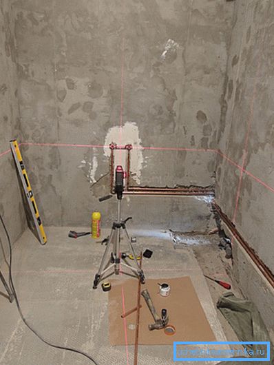 Installation of copper water supply leads in the grooves. Installation of copper water supply leads in the grooves.