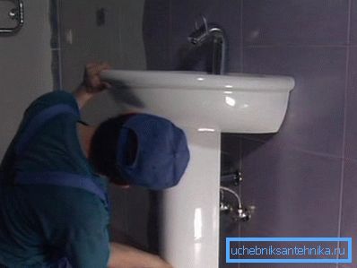 Installation of plastic washbasin elements Installation of plastic washbasin elements