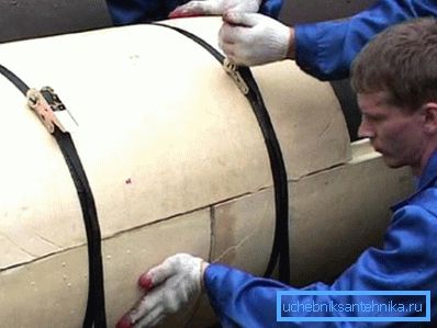 Installation of shells on large pipes. Installation of shells on large pipes.