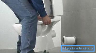 Installation of a toilet bowl on pre-fixed brackets Installation of a toilet bowl on pre-fixed brackets