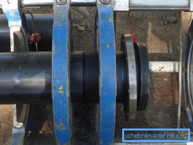 Installation of plumbing with low pressure polyethylene. Installation of plumbing with low pressure polyethylene.