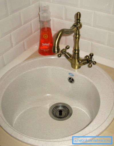 Dishwashing detergent is perfect for daily sink cleaning. Dishwashing detergent is perfect for daily sink cleaning.