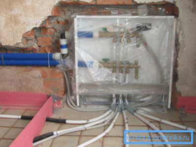 You can hide the pipes in the floor screed during the rough finishing or overhaul. You can hide the pipes in the floor screed during the rough finishing or overhaul.