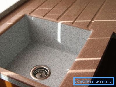 Marble sink from a crumb with polymeric pitch.