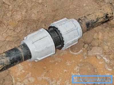 Coupling on the water pipe
