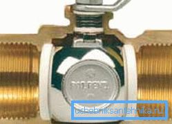 Female threaded coupling valve