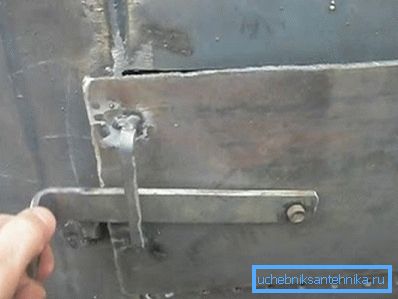 On the door must be a locking latch (pictured)
