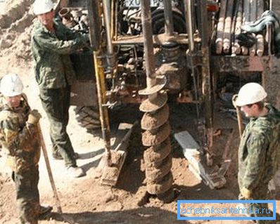 In the photo - drilling auger way In the photo - drilling auger way