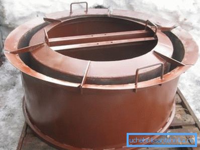 On the photo - ready-made form for the manufacture of well rings from w / w