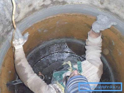 In the photo - sealing the seams of concrete rings In the photo - sealing the seams of concrete rings