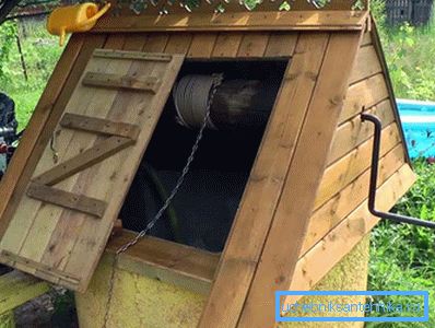 In the photo a house on the upper concrete ring of the well casing - the construction is simple, but the drawing of the house on the well will still be necessary In the photo a house on the upper concrete ring of the well casing - the construction is simple, but the drawing of the house on the well will still be necessary