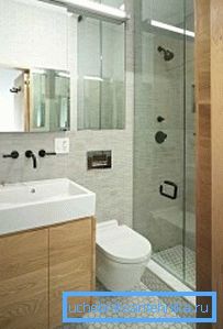 3139 In the photo - a shower area with a step