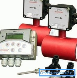 In the photo - electronic heat meter with the registration of the pressure drop on the washers.