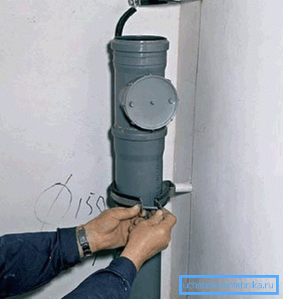 In the photo fixing the pipe clamp. In the photo fixing the pipe clamp.