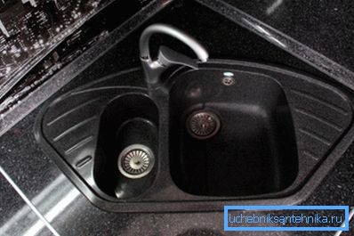 In the photo: the shapes and colors of the corner sinks can be very diverse. In the photo: the shapes and colors of the corner sinks can be very diverse.
