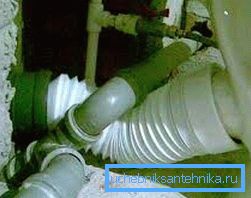 In the photo: the corrugation makes it possible to solve even a serious problem very easily - pipes and other interferences can be simply bypassed. In the photo: the corrugation makes it possible to solve even a serious problem very easily - pipes and other interferences can simply be circumvented