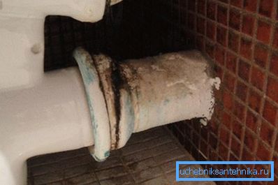 On the photo - horizontal arrangement of the drain. On the photo - horizontal arrangement of the drain.