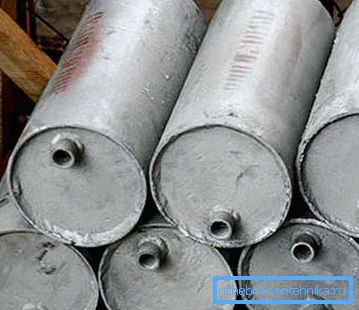 On the photo - horizontal tanks with flat bottoms.