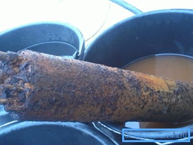 The photo clearly shows the silt deposited on the hull. The photo clearly shows the silt deposited on the hull.