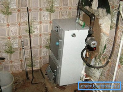 The photo shows a boiler and an expansion tank installed at different heights for natural circulation.