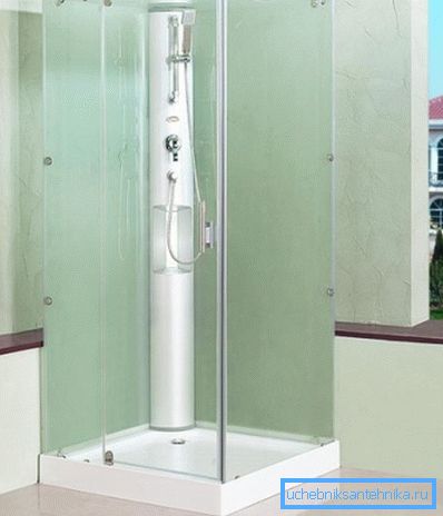 In the photo: square shower cubicles with a hinged door look very stylish. In the photo: square shower cubicles with a hinged door look very stylish.