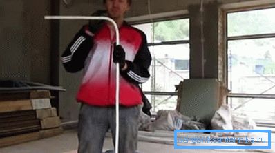 The photo shows a metal-plastic pipe bent at an angle of 90 degrees. The photo shows a metal-plastic pipe bent at an angle of 90 degrees.